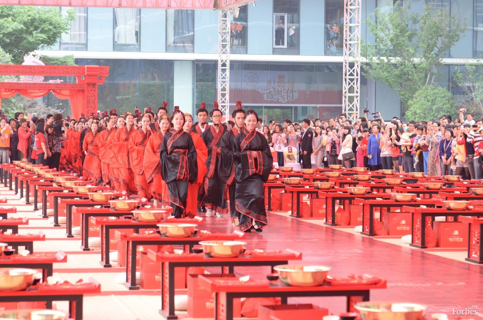 5月9日，阿里巴巴在杭州為102對(duì)新人舉行了集體婚禮，其中大部分為該公司員工。