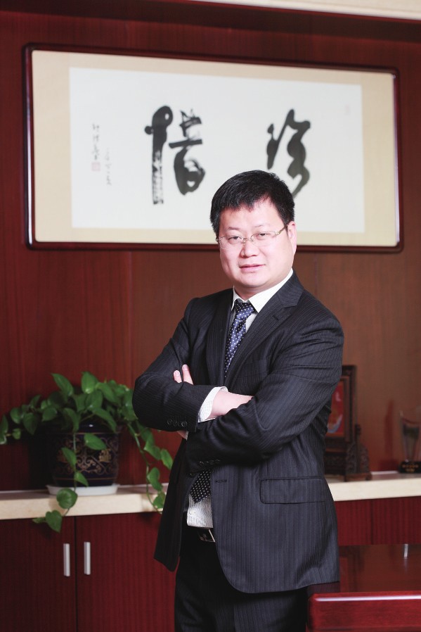 9年前，鄒承慧站在江陰華士鎮(zhèn)華西村的一間荒廢車間門口，帶著13名員工，前途充滿未知。9年后，鄒承慧率領下的愛康資產(chǎn)已超百億，創(chuàng)造了一系列的全國乃至世界之最—太陽能鋁邊框產(chǎn)品占全球市場份額20%，居世界第一，光伏安裝支架系統(tǒng)產(chǎn)品占全國市場份額15%，居全國行業(yè)第一。光伏發(fā)電規(guī)模居全國非公有制企業(yè)發(fā)電前列。
