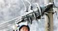 《情暖大山》四川達州供電公司員工在大山深處除冰保電。（何健 攝）