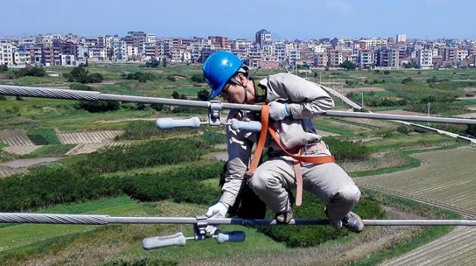 高空作業(yè)線路體檢 確?？煽抗╇? /></a>
				<span>高空作業(yè)線路體檢 確保可靠供電</span>
			</li>
			<li>
				<a href=