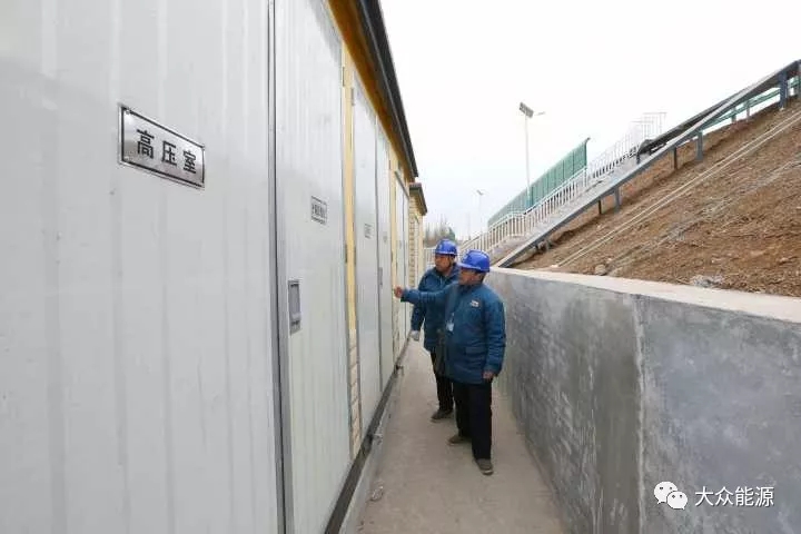 漲知識！高速公路上汽車怎么邊跑邊？