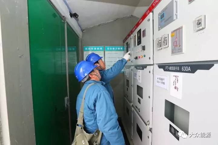 漲知識！高速公路上汽車怎么邊跑邊？