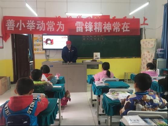 旬陽(yáng)供電點(diǎn)亮小桔燈傳承雷鋒愛