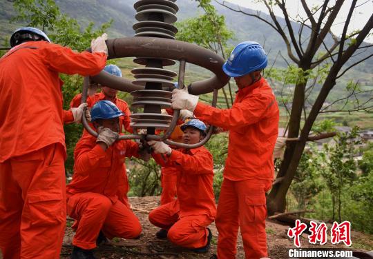 圖為電力工人首次在特高壓復(fù)奉線重慶段開展整串絕緣子串更換工作?！≈芤?攝