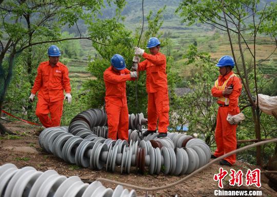 圖為電力工人首次在特高壓復(fù)奉線重慶段開展整串絕緣子串更換工作?！≈芤?攝