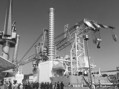 福建省首制海上風(fēng)電一體化移動(dòng)作業(yè)平臺在廈門出塢