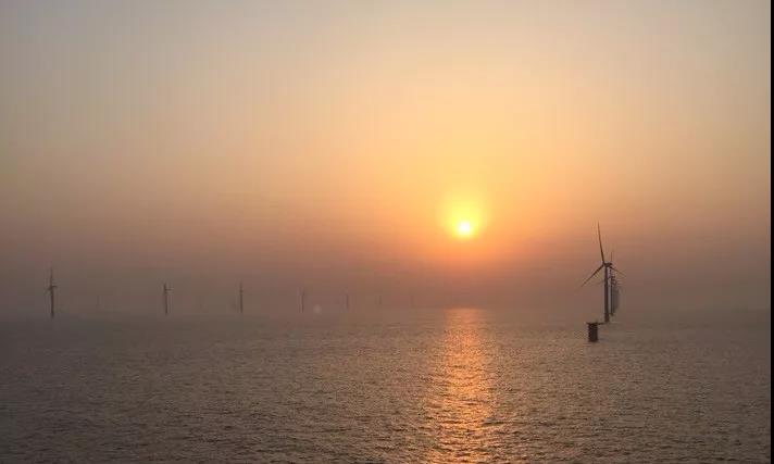快訊丨亞洲最大海上風(fēng)電場100臺風(fēng)電機組全部吊裝完成