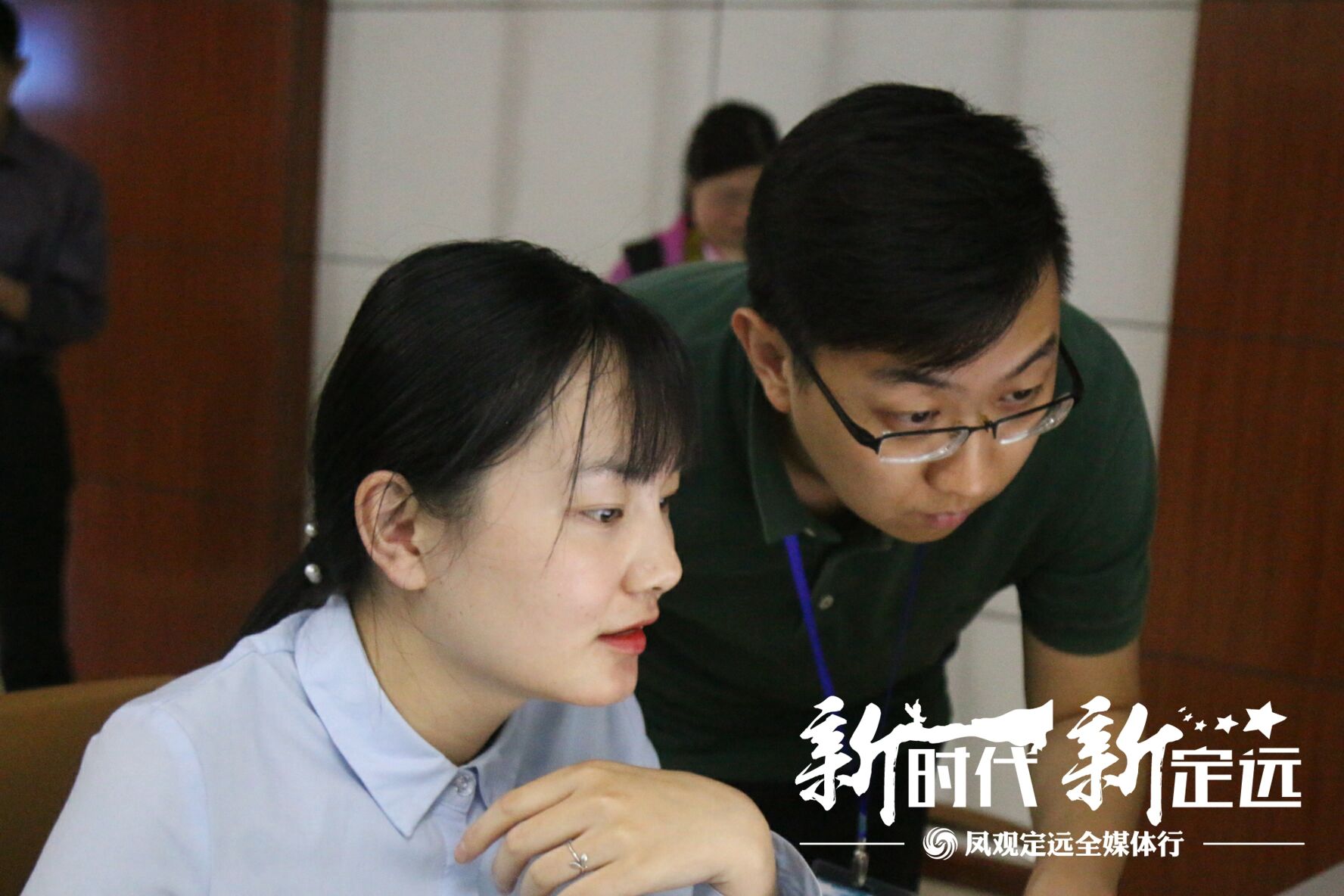 鳳觀定遠全媒體行走進電商產(chǎn)業(yè)園展示館 探新型智慧城市建設