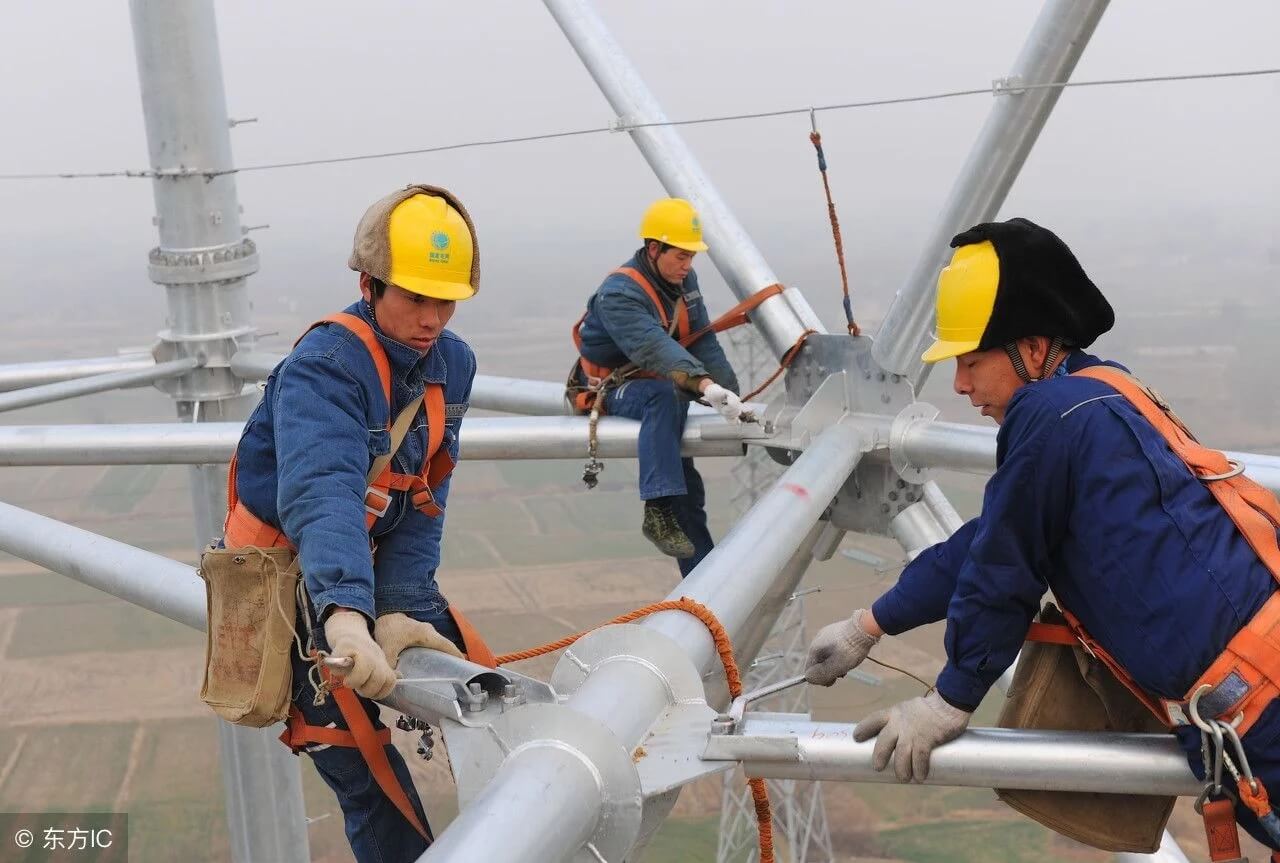 中國(guó)特高壓電網(wǎng)工人100多米高空作業(yè)令人驚心動(dòng)魄【圖說(shuō)】
