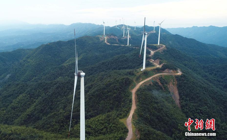 航拍江西泰和高山風(fēng)電項目 風(fēng)機(jī)矗立山脈如巨型"風(fēng)車"