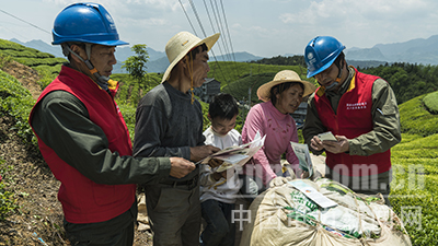 近日，湖北鶴峰供電公司走馬供電所員工開展安全用電知識(shí)宣傳活動(dòng)，將安全用電知識(shí)送到木耳山茶葉采摘現(xiàn)場(chǎng)。