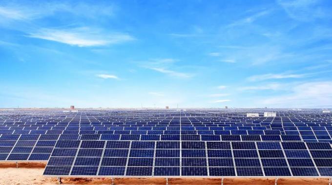 非洲最大光伏項目★  阿爾及利亞光伏電站★  1月18日，阿爾及利亞233兆瓦光伏電站項目最后一個電站——巴特納站成功并網(wǎng)發(fā)電。至此，該國首個大規(guī)模光伏電站全部并網(wǎng)發(fā)電。
