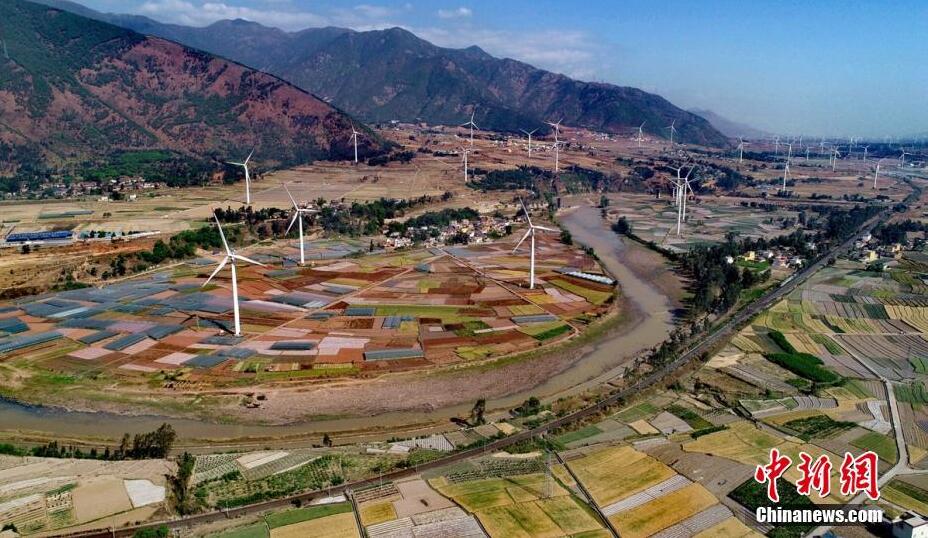 4月8日，四川德昌縣安寧河峽谷200余座風(fēng)電，與成昆鐵路、京昆高速公路、田園和大山相融，成為一道靚麗的風(fēng)景。