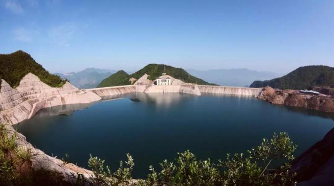 浙江仙居抽水蓄能電站（建成）  仙居抽水蓄能電站位于浙江仙居縣，極大節(jié)省了系統(tǒng)電源建設(shè)投資，據(jù)2015年水平系統(tǒng)運(yùn)行模擬計(jì)算，電站使系統(tǒng)火電綜合調(diào)峰幅度降低2.44%，節(jié)約系統(tǒng)標(biāo)準(zhǔn)煤耗15.48萬(wàn)噸。