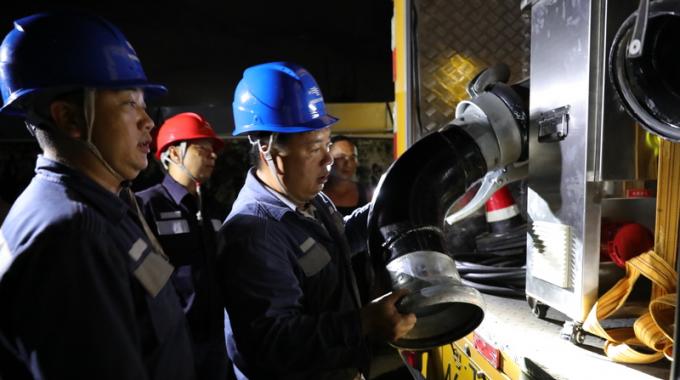 電力應(yīng)急排澇車(chē)兼具發(fā)電和排澇的功能，不需依賴(lài)外接電源，在應(yīng)急搶修過(guò)程中使用十分方便。只要將一端的水管插入積水，另一端接入河道，啟動(dòng)電機(jī)便可迅速排水。這臺(tái)大功率排澇車(chē)的特點(diǎn)是吸力大、吸程高，最大吸水深度可達(dá)20左右，每分鐘的抽水量大1000升，若水深在10米以?xún)?nèi)，每分鐘的吸水量可到1800升至2000升。